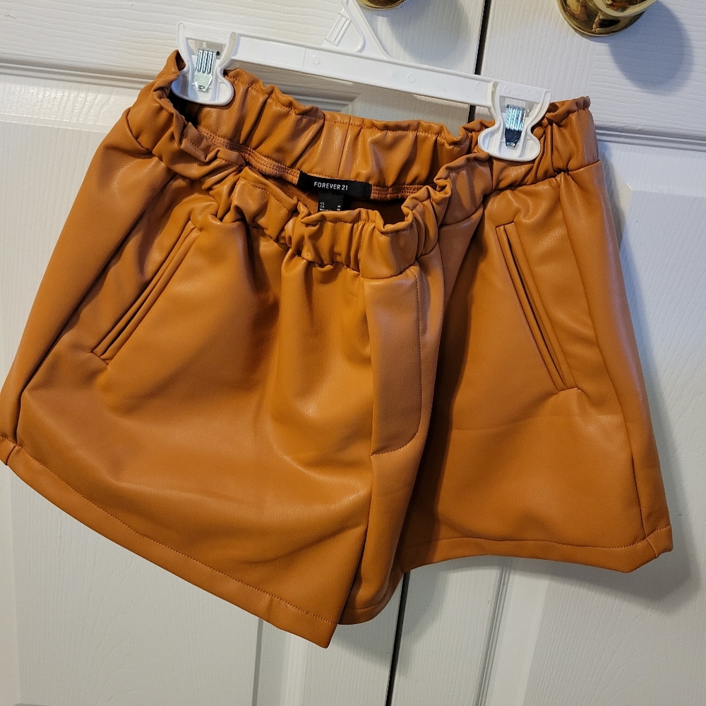 Leather shorts with pockets